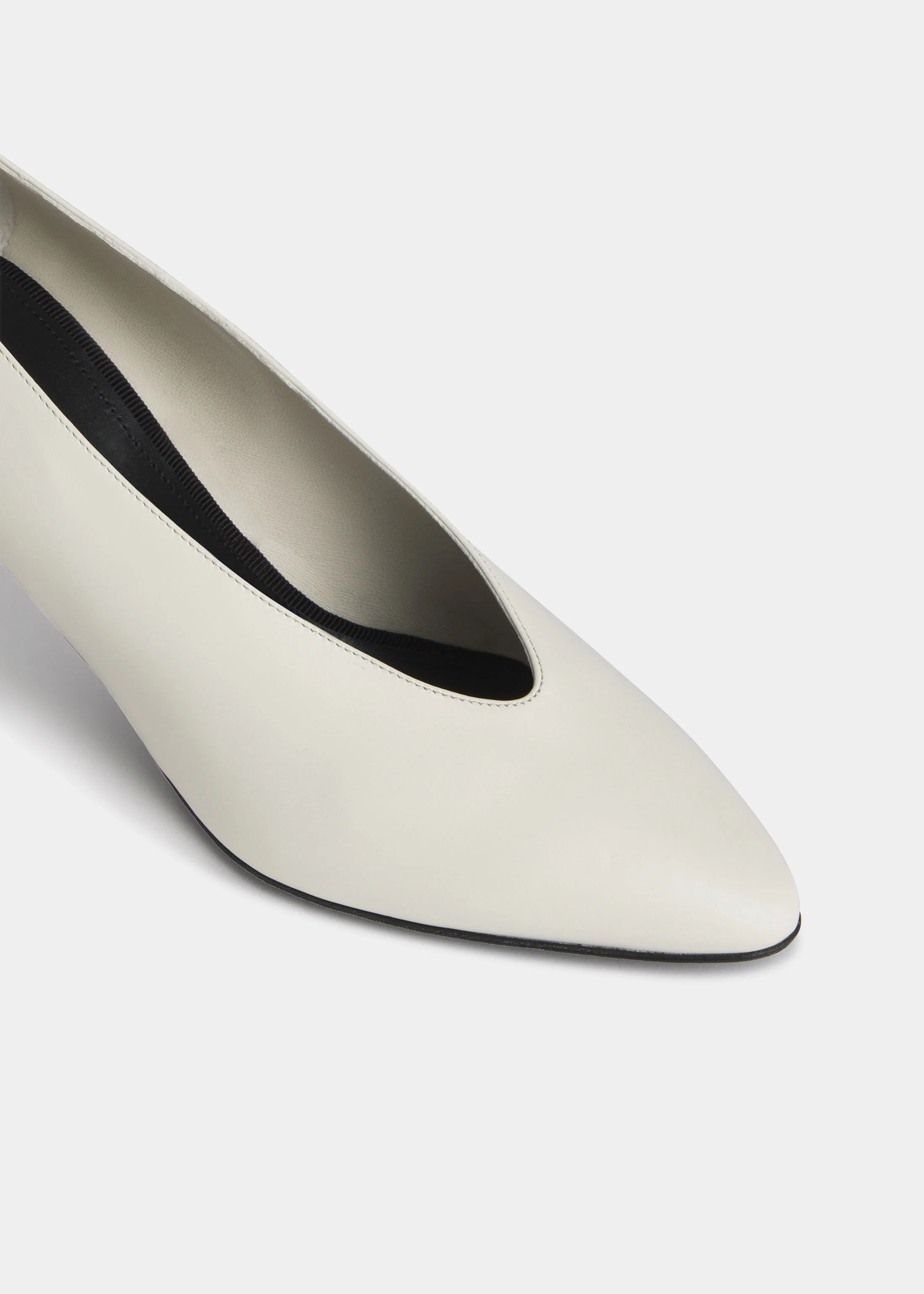 Pointed Kitten Heel in Leather - Ivory - Image 3