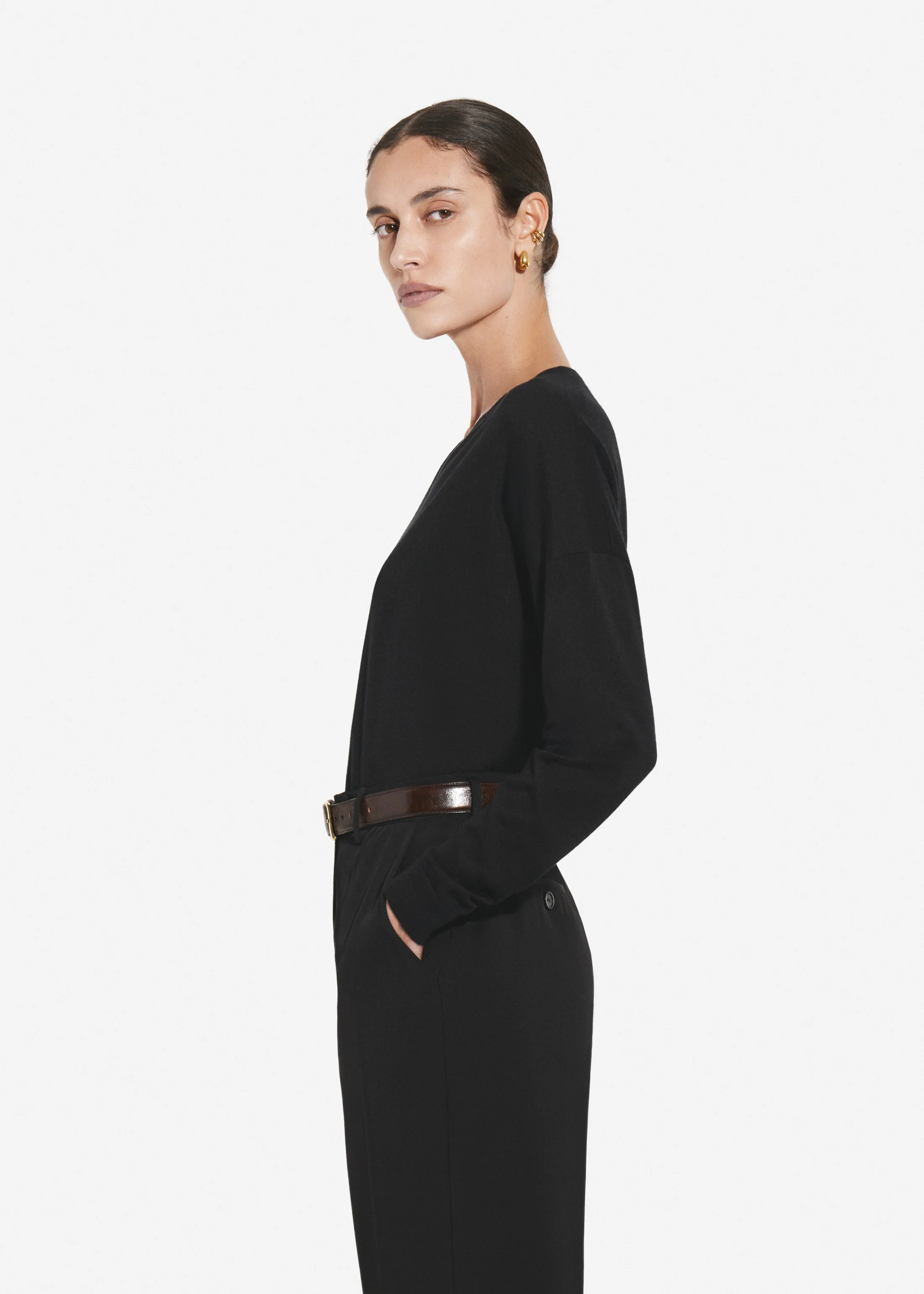 V-Neck Sweater in Fine Cashmere - Black - Image 2